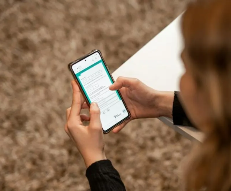 Telefonundan online anket yanıtlayan bir katılımcı